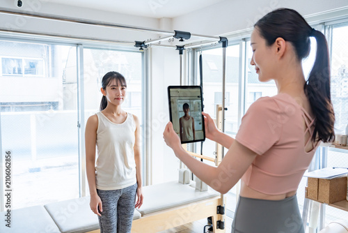 Schilderij op canvas タブレットで写真を撮影するトレーナー