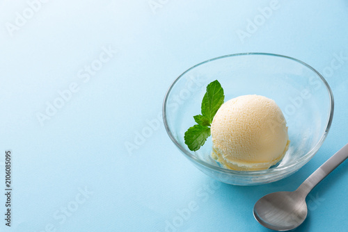 冷たいバニラアイスクリーム