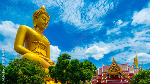 Konstfotografi The large golden Buddha at Wat Pak Nam Phasi Charoen is the largest seated Buddh