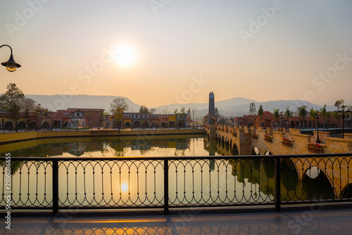 Foto The Italian-style village is as beautiful as a painting, especially at sunset with its reflections in the water, creating a romantic atmosphere