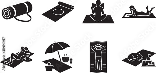 Fotografía Beach sunbathing mats towels and relaxation elements silhouettes