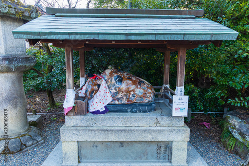 Tableau sur toile 日本の風景・早春　京都　北野天満宮　撫で牛