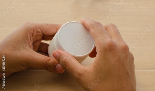 Cuadro en lienzo Soft, well-groomed hands gently apply a moisturizing cream to the skin