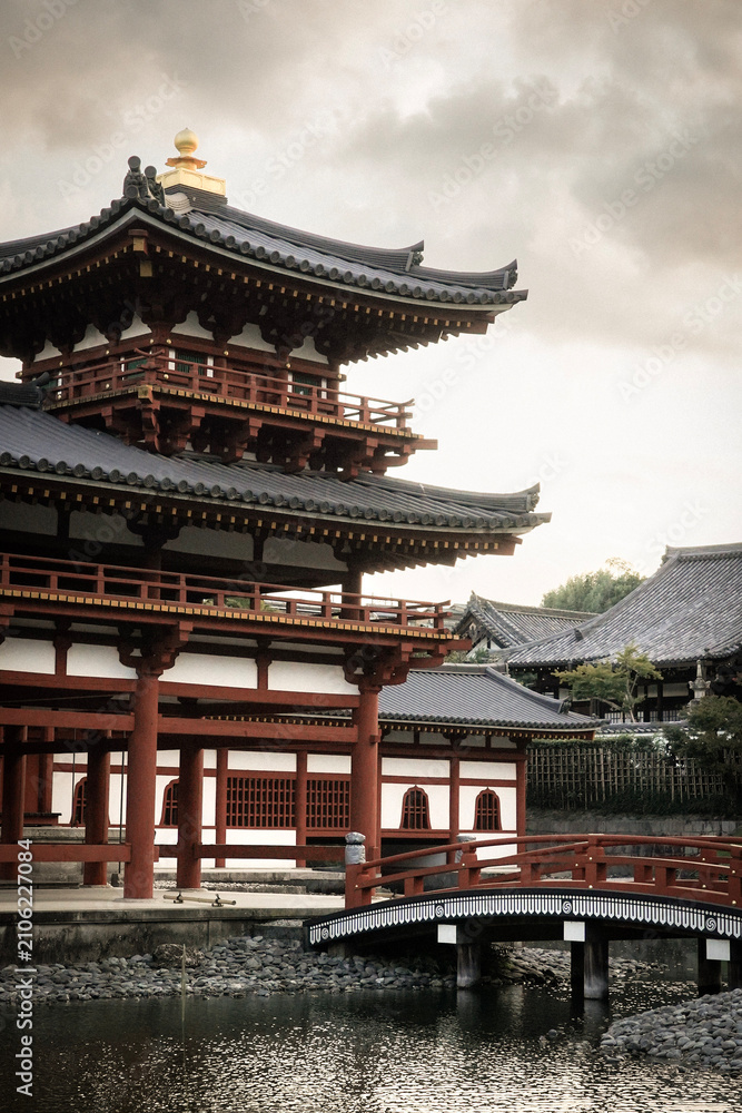 Obraz premium Pagoda tradicional japonesa con techos curvos en un templo budista