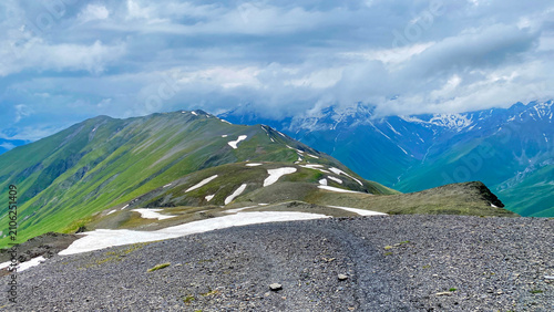 Fotografie Views from Chaukhi Pass above 3300 meters reveal snow-streaked ridges and cloud-