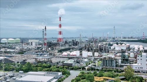四日市港から見る化学工場のプラント設備