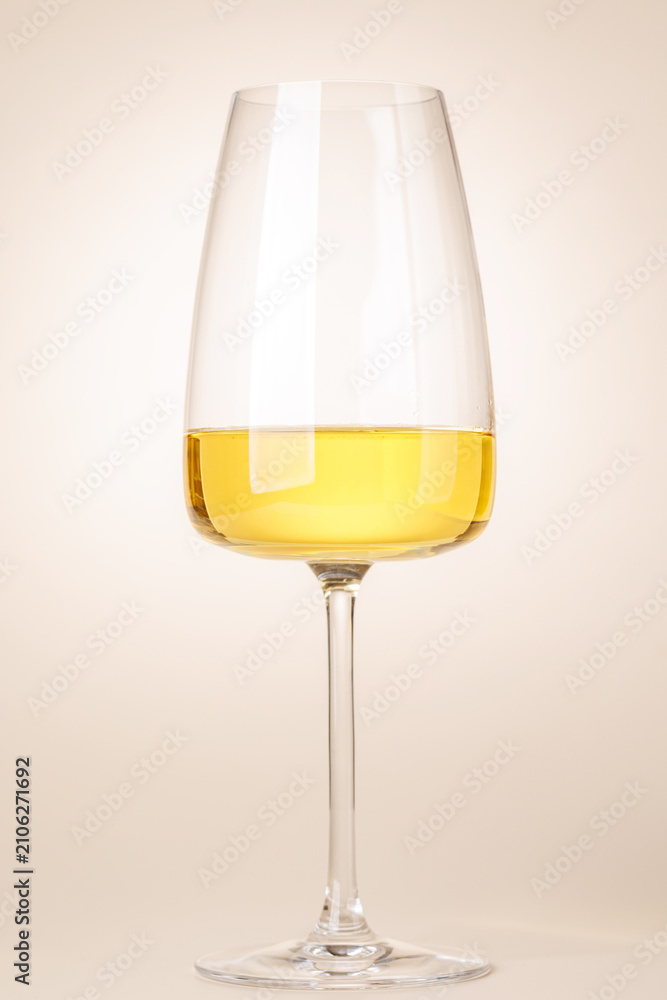 Obraz premium White wine glass