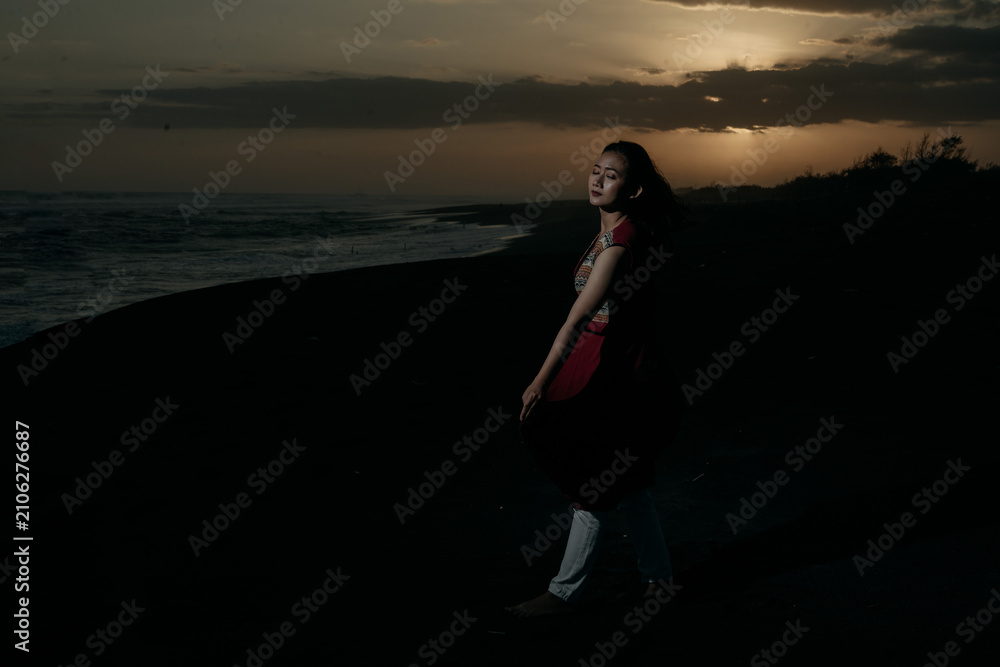 Fototapeta premium woman at the beach