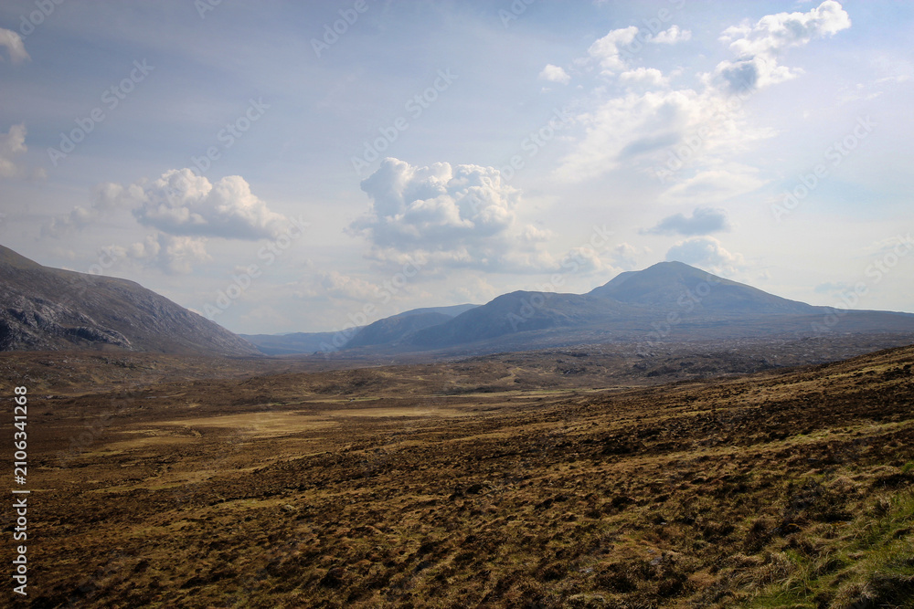 Obraz premium Wee Mad Road view by sunny noon, between Lochinver and Kylesku, North Scotland