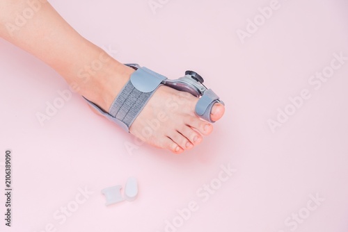 Medical orthopedic bandage and silicone finger separator to treat and prevent Hallux Valgus with adjustment on female foot