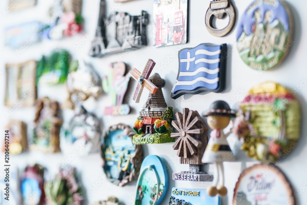 Naklejka premium travelsouvenirs, travel magnets on the fridge