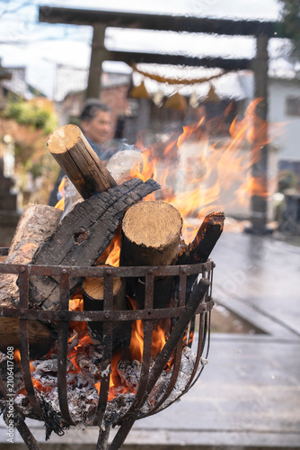 This is a sacred torch used at a Japanese Shinto shrine. Festivals, New Year's, celebrations, Japan, shrines, etc.　日本の神社にある神聖なたいまつ.
祭り、新年、祝う、日本、神社など
