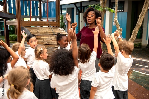Fotografie Teacher engaging diverse young students.