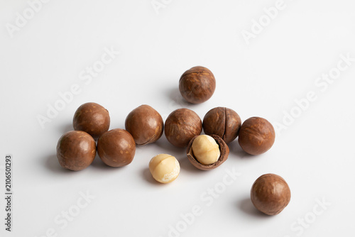 Bild auf Leinwand macadamia nuts isolated on white background