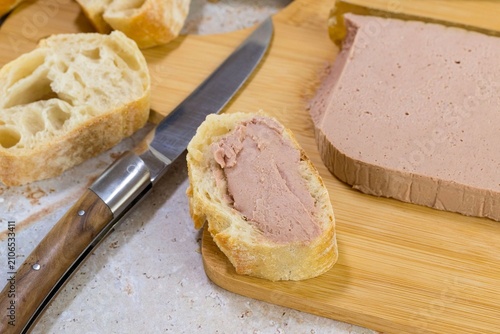 Tartine de pâté de foie traditionnel en gros plan