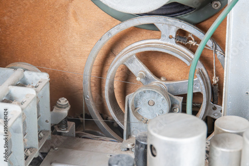 Foto Close-up of old tube radio player gear mechanism, silvery metal gears with intri