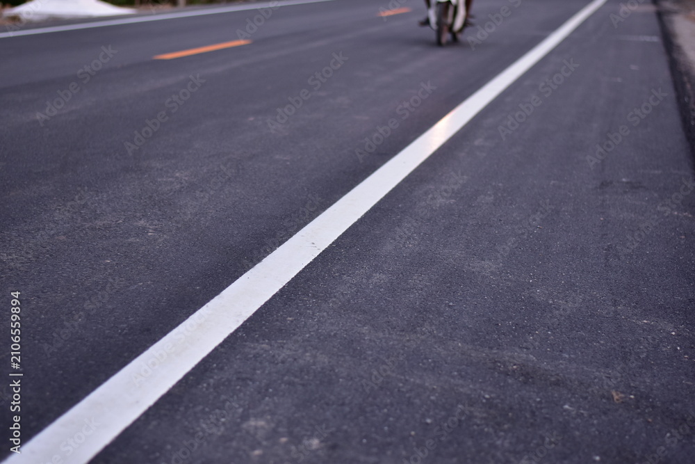 Obraz premium black asphalt road and white dividing lines, Asphaltic concrete road with yellow and white traffic lines, asphalt, road, surface, traffic, street, transportation, black, white, background, highway, li