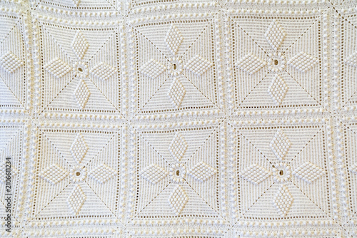 Foto vintage French crochet bedspread stands out for its intricate square pattern with diamond textures
