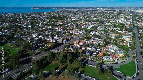 Foto Suburban landscape sprawls toward bay where housing clusters meet varied municipal infrastructure