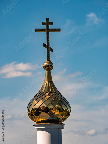 Canvastavla Golden onion dome of a Russian Orthodox church with a cross against a blue sky b
