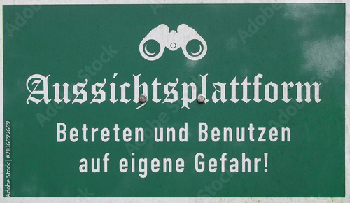 Schild mit der Aufschrift Aussichtsplattform - Betreten und Benutzen auf eigene Gefahr