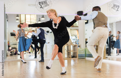 Φωτογραφία Senior womaSenior woman and man dancing swing in studion and man dancing swing i