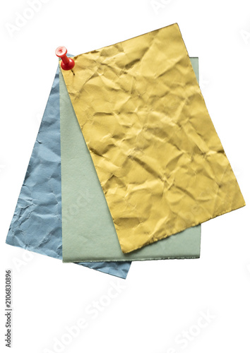 Konstfotografi Conjunto de notas de papel de colores sujetas con chincheta roja aisladas sobre