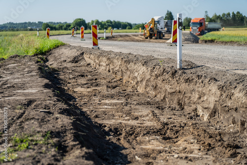 Foto Excavated roadside trench showing layers of brown soil and dirt base during publ