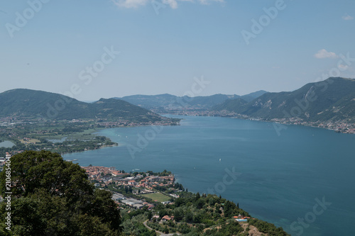 Quadro su tela Panoramic view of Lake Iseo with Sulzano and surrounding mountains from the Pola