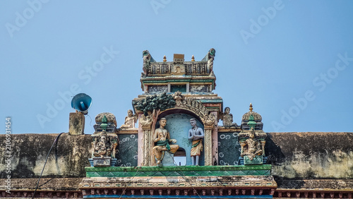 Bilde på lerret Decorative stucco sculptures depicting Hindu religious figures adorn the histori