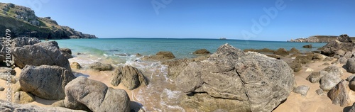 Plage de rochers.