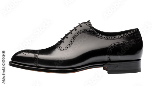 Foto Isolated polished black leather cap-toe Oxford brogue dress shoe for formal mens