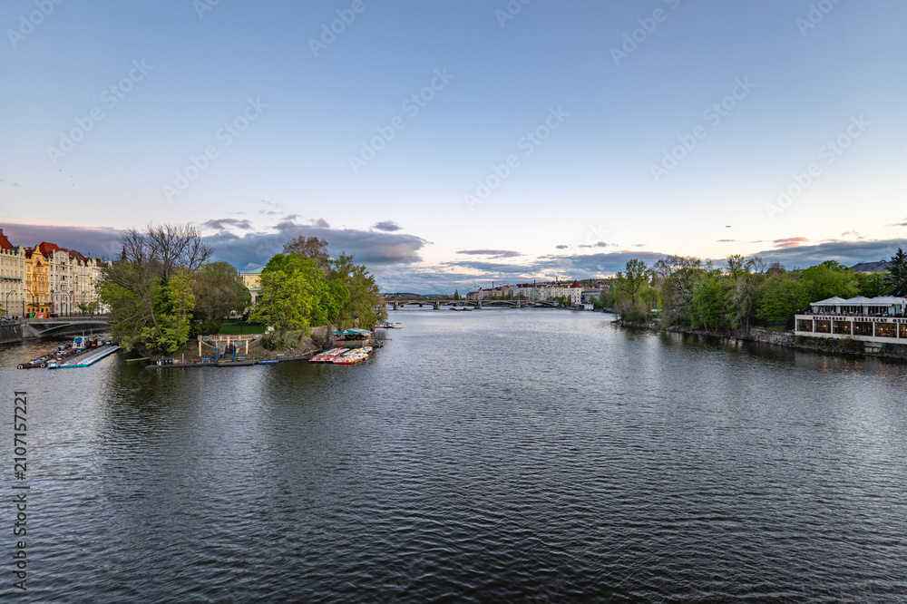 Obraz premium Prague, Czech Republic: 04.19.2026: A view of the catle from the Vltavba River During the Day