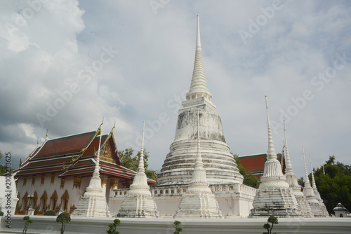 The white pagoda and the ordination hall of Wat Suwan Dara Ram Ratchaworawihanan ancient templeare distinguished by their magnificent and highly valuable murals.