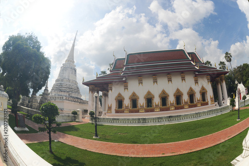 The white pagoda and the ordination hall of Wat Suwan Dara Ram Ratchaworawihanan ancient templeare distinguished by their magnificent and highly valuable murals.
