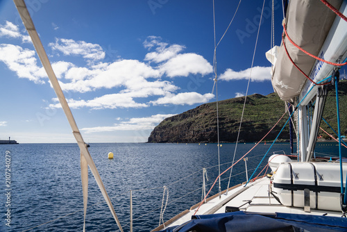 Fotografía View from a sailing yacht deck of the green headland and blue bay of La Gomera o