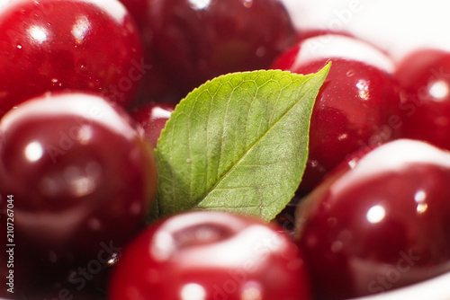 Foto Cluster of red cherries with a dusting of white sugar, sweet fruit display, glos