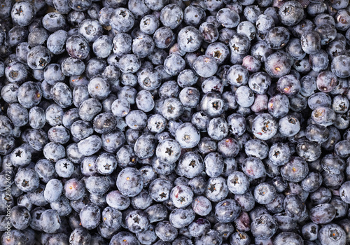 Foto Dense cluster of dark blue blueberries, fresh fruit display, plump berry assortm