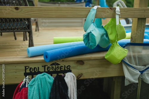 Foto Pool noodles, children’s flotation aids, towels, and cleaning equipment organize