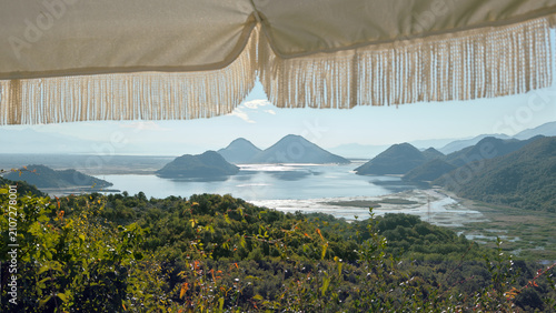 Foto spectacular stretch of coast of Skadar Lake National Park, Balkan, Montenegro