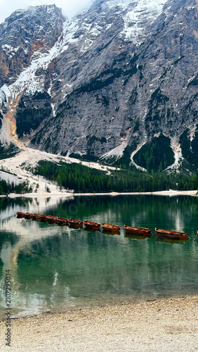 Foto Vertical View of Lake Braies (Lago di Braies) in the Dolomites, Italy