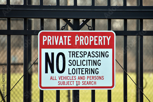Foto No trespassing sign in front of private property