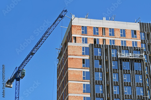Foto Crane and building with thermal insulation works