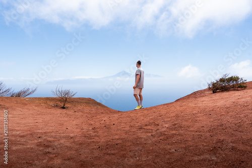 Fotografía Tourist enjoying breathtaking view of la gomera island from tenerife, canary isl