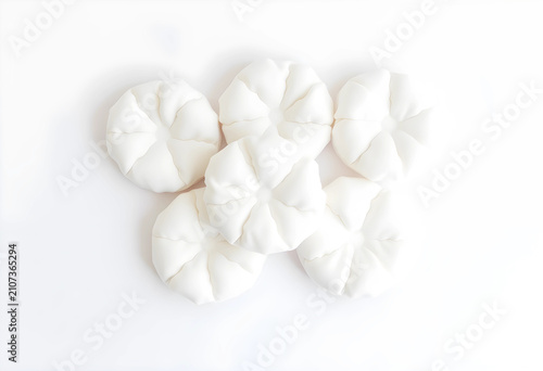 Six white decorative fabric...