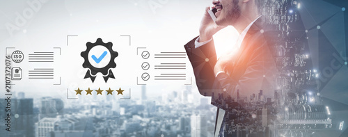 Foto A businessman engaged in a phone call with digital certification graphics and a city skyline in the background, symbolizing success and innovation in the corporate world