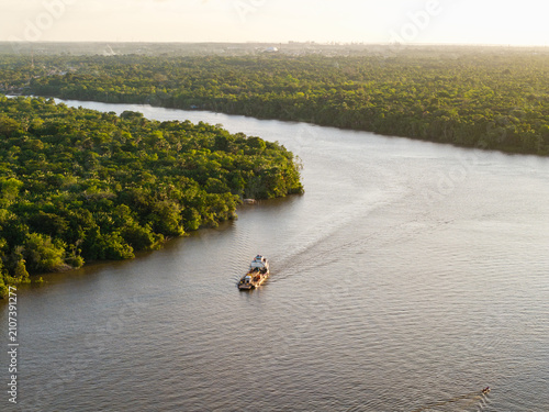 Navegação pelos rios da Amazônia brasileira 