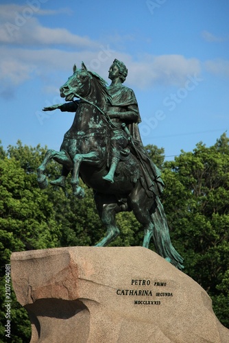 Obraz na płótnie A majestic view of the iconic Bronze Horseman statue in Saint Petersburg, Russia, depicting Peter the Great on a rearing horse atop a massive granite boulder