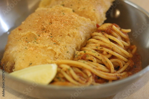 Fotografie Crispy Breaded Fillet Over Spaghetti in Tomato Sauce with Lime Weta