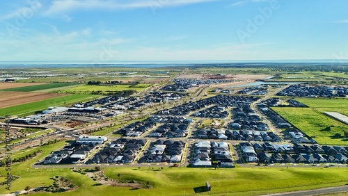 Foto Riverlea Park, City of Playford, South Australia – 4K aerial drone view of moder